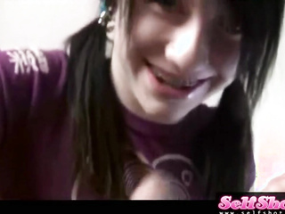 Melody Handjob de primer plano jugando pelotas