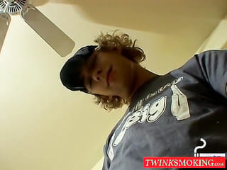 Biondo Twink Casey Wood si masturba dal suo dong mentre fuma