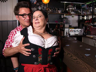 Vollbusige Deutsche Kellnerin, den Spaß mit dem beerfesten