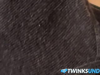 Cadeia de cara com tesão em roupas íntimas pretas se masturbando em seu enorme pau