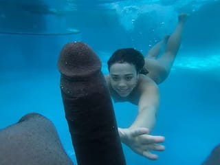 Sexo subaquático amador adolescente esmagado pela BBC Big Black Dick