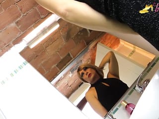 Tgirl blonde en bas ébène faisant pipi sur ses propres pieds