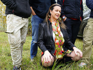 Geile Eva Jayne wird es in jedem Loch im Freien