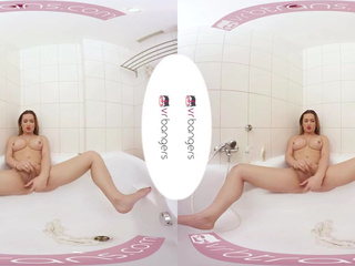 VRB TRANS La cattiva Bianka si masturba mentre fa il bagno