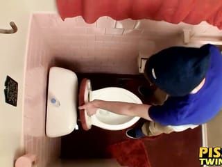 Devin Reynolds megragadja a farkát, és kipakol a WC-be