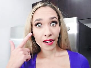MALCONADA MILF mira hacia arriba a su hijastro, ¡¡mis ojos están aquí arriba!! - Briana Banderas