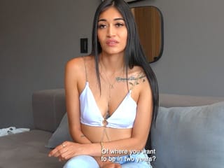 Latina MILF cutie hace su debut en el porno durante este casting