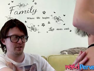 Die freche Pixxie Little gibt einem nerdigen Freund einen heißen Blowjob