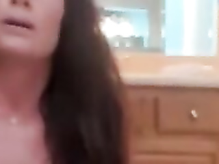 Glamouröse MILF Diamond Fox bumst geilen Stiefsohn im Badezimmer