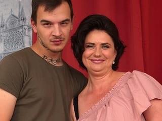 Bootylicious Puma reitet Stiefsohn auf der Couch