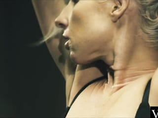 Madrastra caliente seduce a una morena explosiva antes de tener su forma perversa con ella