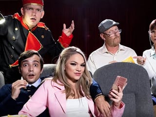 Im Kino gab es ein junges Pärchen, das alte Leute aus der Stadt fickte und zuschauen wollte