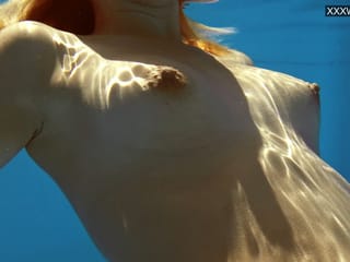 Das blonde Babe Sofie Otis mit kleinen Titten schwimmt nackt