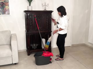 La cameriera Cristina viene rispolverata!