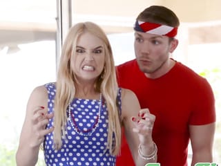 FAMILY STROKES La caliente Sarah Vandella follada por su hermanastro en un cuarteto tabú