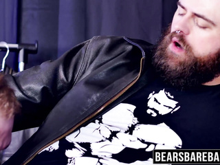 Des mecs énormes excités et poilus sucent et baisent hardcore