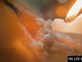 Una mora sexy squirta mentre si scopa con una candela accesa
