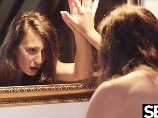 Mira sus grandes tetas naturales rebotar mientras se cubren de semen sexy.