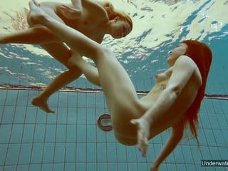 Ziemlich saftige Teenager-Küken schwimmen nackt