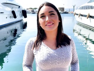 Sarah, 21ans, hôtesse sur un yacht à Saint-Tropez !