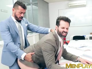Az alkalmas darab Dani Robles feszes, szőrös fenekét keményen peremezi