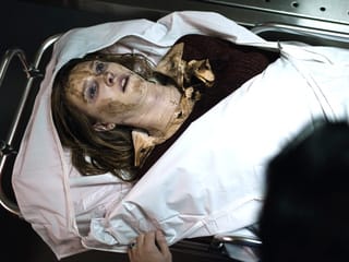 Der wahnhafte Gerichtsmediziner fantasiert über seine Jane Doe, dass sie noch am Leben sei