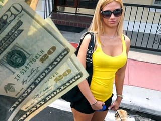 Симпатичную блондинку обманули в автобусе