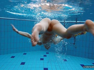 Sie ist im Pool unglaublich flexibel