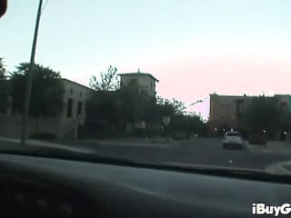 Возбужденная тинка, сосущая член, делает минет в видео от первого лица