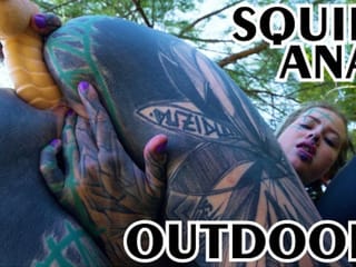 Masturbazione ANALE alternativa di adolescente in PUBBLICO, ragazza cattiva SQUIRT all'aperto, goth, dilatazione anale, tatuaggio
