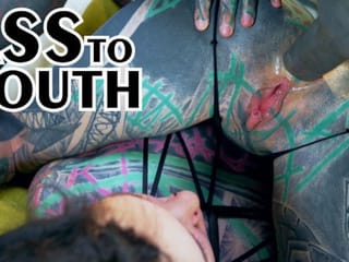 FFM TATTOO тройка, девушки растягивают свои задницы для татуированного члена - ATM, растяжения, (гот, панк, альт порно)