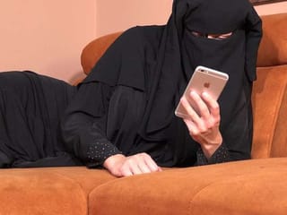 Fekete nikáb és nagy fekete dildo