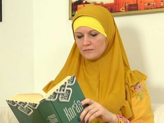 Una mujer con hijab engañó a su esposo