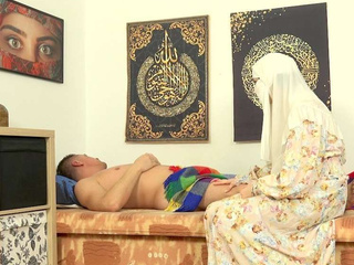 Babe in niqab verwent haar man