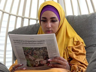 Moglie stanca in hijab riceve energia sessuale