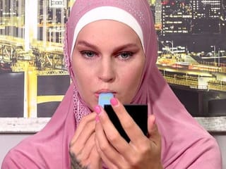 Donna in hijab rosa fa un selfie sexy