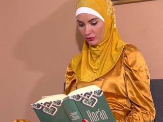 Gran polla dura en lugar de un libro