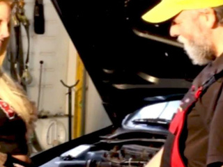 Pagando com sexo para consertar seu carro