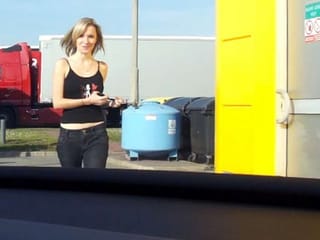 Follata di escort alla stazione di servizio