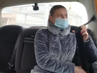 Una morena sexy aceptó una oferta sucia de un taxista