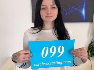 Garota tatuada em casting de pornô