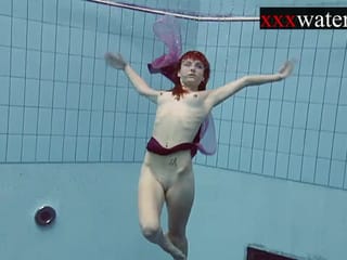 プールの中のセクシーなロシアの赤毛アラ