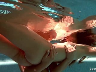 Olla Oglaebina e Irina Russaka ragazze sexy nude in piscina