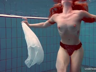 Babe che nuota sott'acqua Alice Bulbul