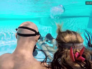 Eva Sasalka en Jason worden onder water bekeken terwijl ze neuken