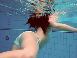 Saftiger Arsch brünette Babe Alla Birtakik schwimmt