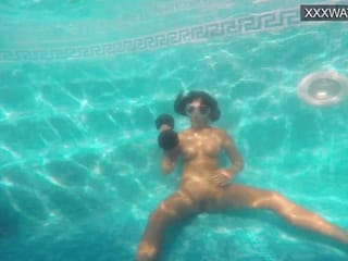 Amelie Bruna, gostosa morena com peitos grandes na piscina