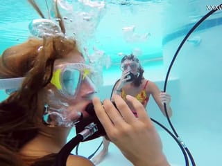 Katya Nakolkina con un'altra ragazza in piscina