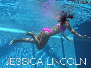 Jessica Lincoln genießt es, nackt im Pool zu sein