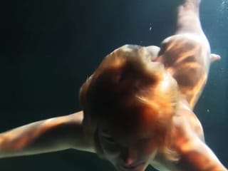 Babes schwimmen und werden unter Wasser nackt